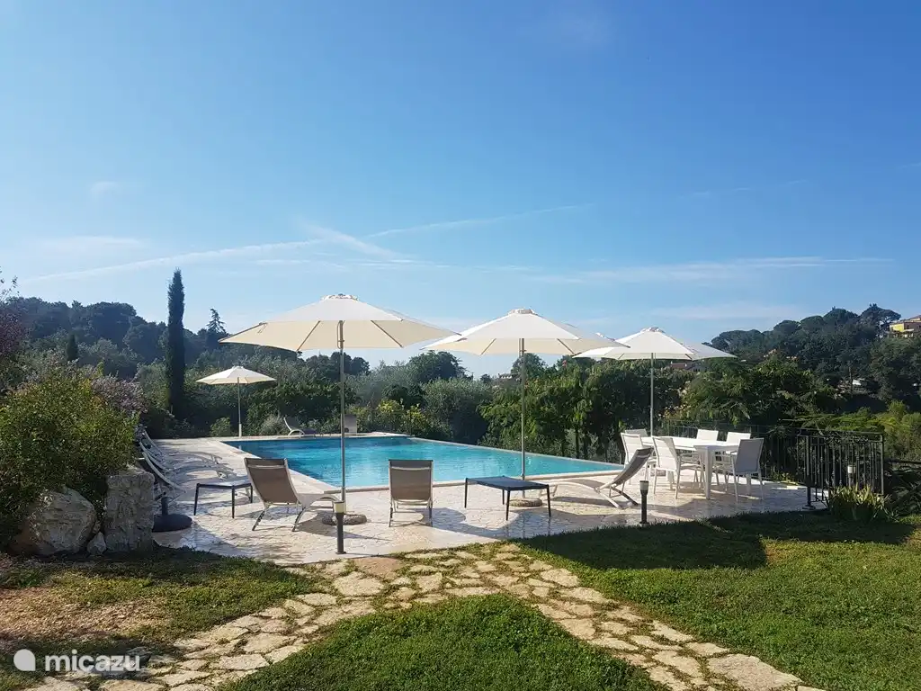 De la Villa à la piscine