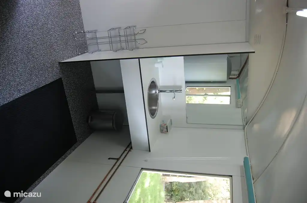 Waschbecken in Sanitäreinheit (separates Gebäude)