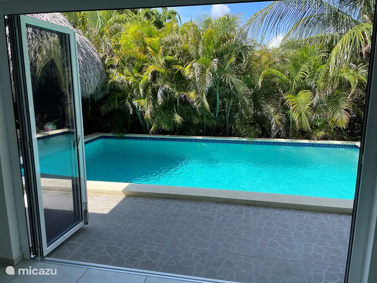 Der Blick von der Wohnung auf den Pool