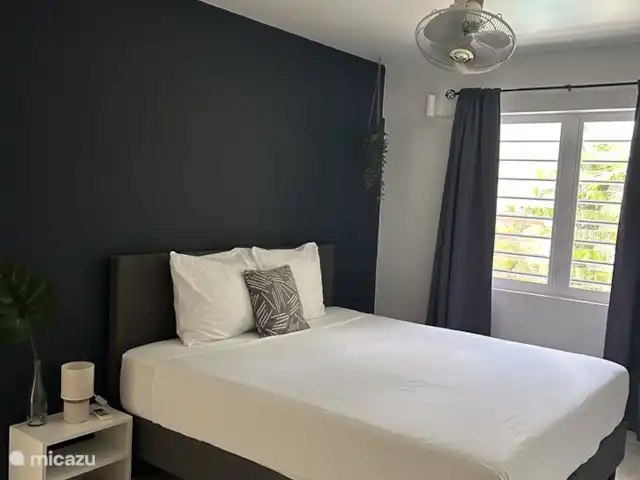 N-Joy Apartments - 2 chambres - piscine | Curaçao, Banda Ariba (est), Brakkeput Mei - appartement La chambre 2 est équipée d'un sommier confortable, de la climatisation, d'un ventilateur et d'un grand placard.
