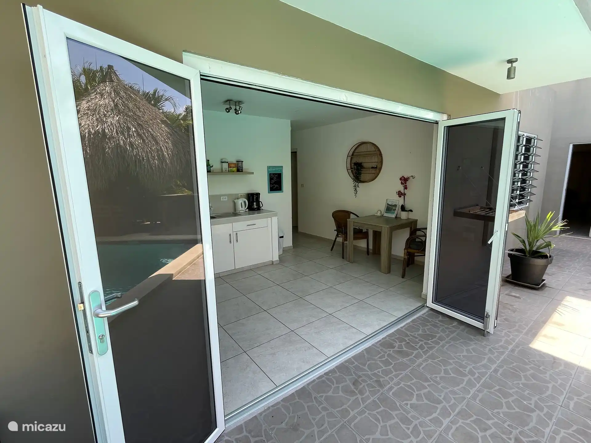 Der Eingang mit Mundharmonika-Türen zum Schwimmbad