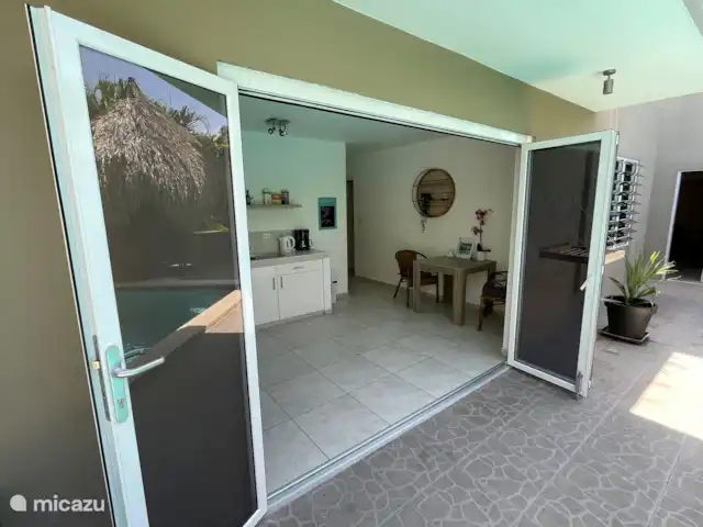 N-Joy Apartments - 2 chambres - piscine | Curaçao, Banda Ariba (est), Brakkeput Mei - appartement L’entrée avec des portes en harmonica donnant sur la piscine