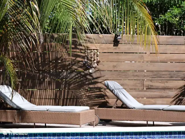 N-Joy Apartments - 2 chambres - piscine | Curaçao, Banda Ariba (est), Brakkeput Mei - appartement Les transats au bord de la piscine