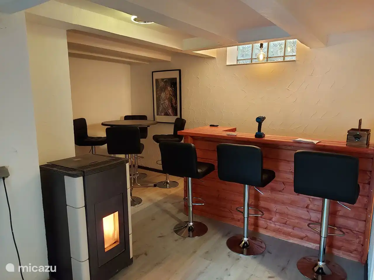 Bar mit Holzpelletofen.