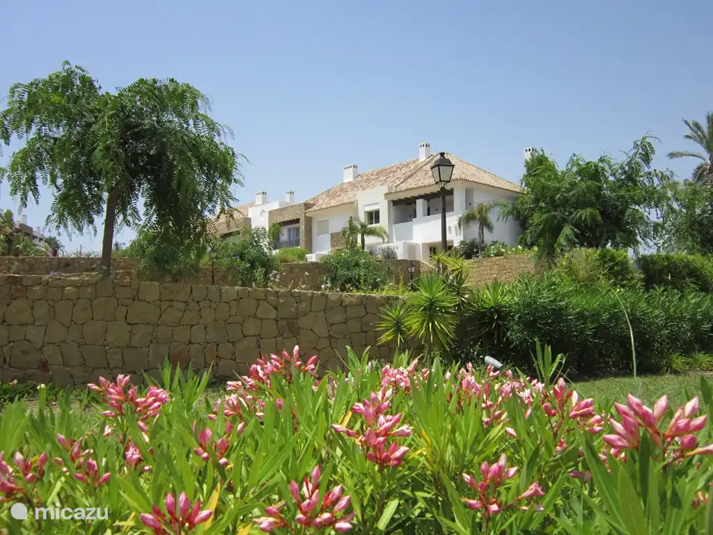 Villa con cuatro casas adosadas