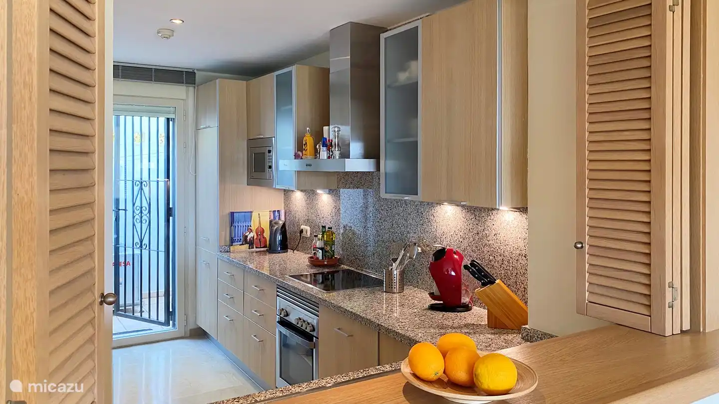 cocina con lavavajillas, horno, microondas, lavadora y frigor&#237;fico