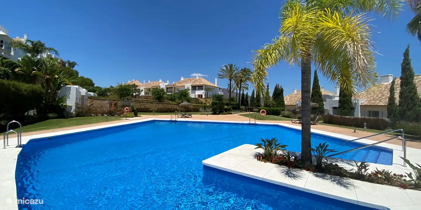 1 de las 2 piscinas comunitarias de lujo