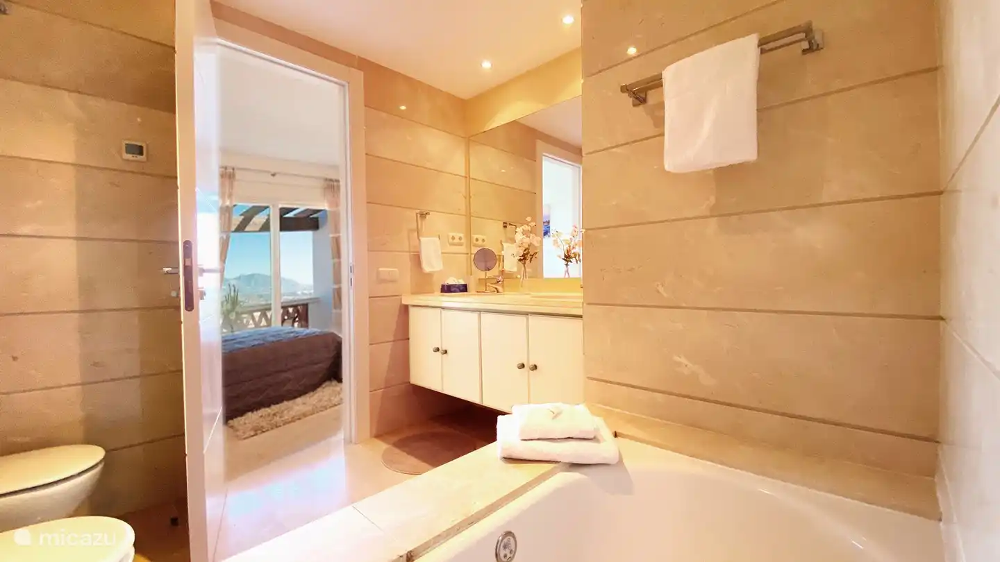 Ba&#241;o del dormitorio principal con ba&#241;era de hidromasaje