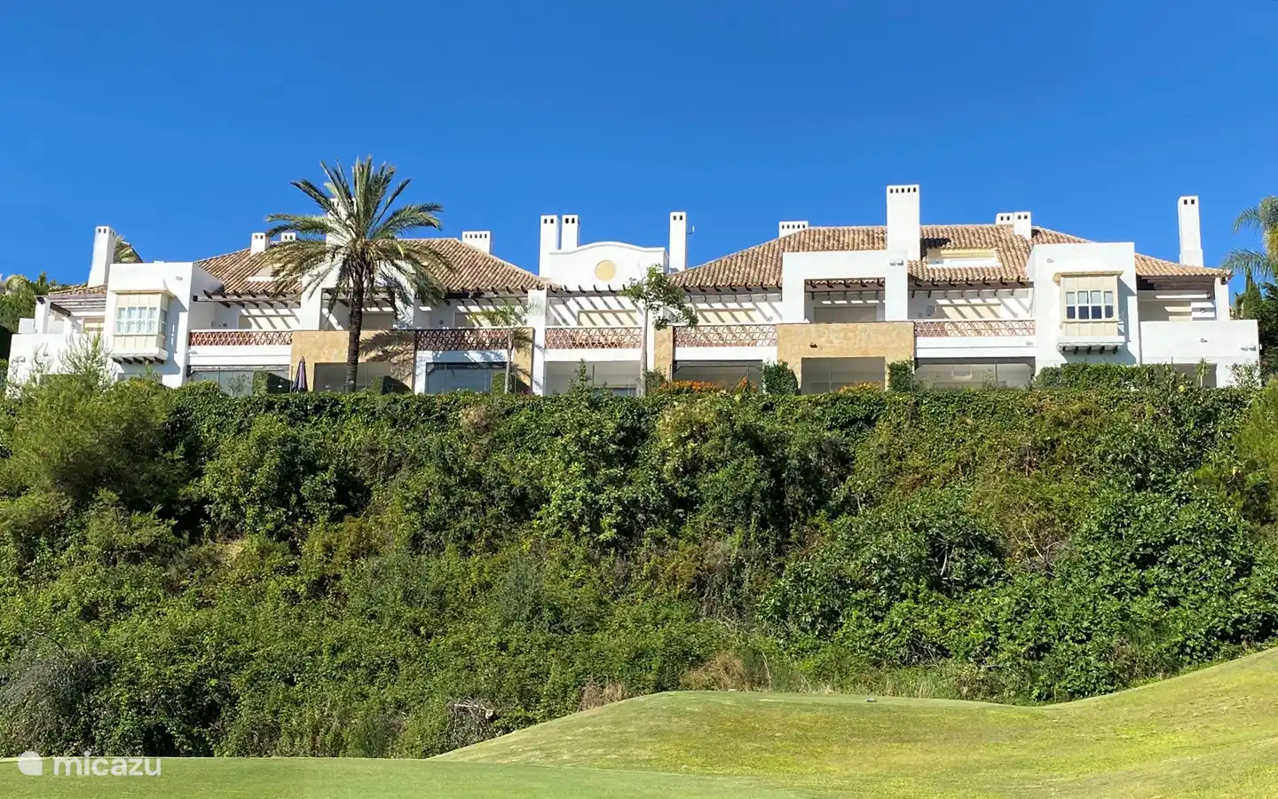 Parte trasera de las casas adosadas vista desde el campo de golf