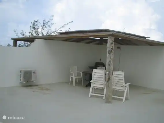 La terrasse sur le toit avec petit porche couvert.