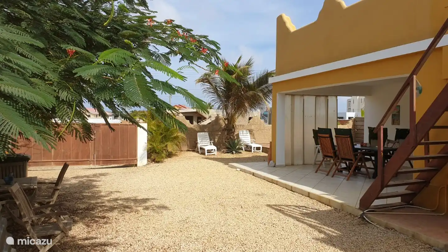 Vue d'ensemble du grand jardin spacieux où vous avez votre pick-up près de chez vous.