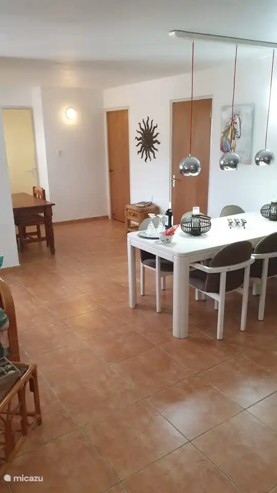 vue de l'entrée 2 des 3 chambres et de la salle de bain séparée