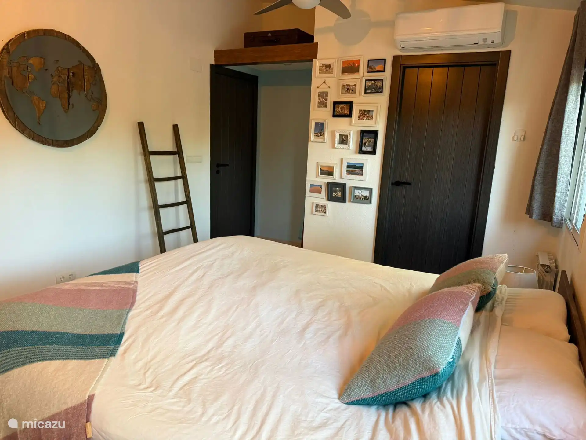 Chambre au rez-de-chaussée avec salle de bain attenante