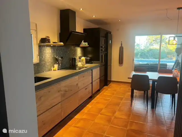 Villa Estel avec piscine privée | Espagne, Costa Dorada, L'Ampolla - villa Cuisine avec réfrigérateur, congélateur, plaques à induction, four, micro-ondes combiné et lave-vaisselle.