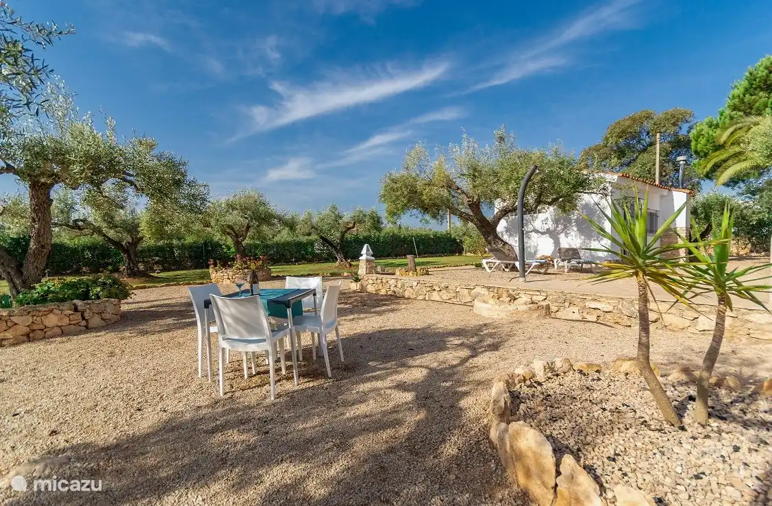 Schöner freier Garten mit Gästehaus.