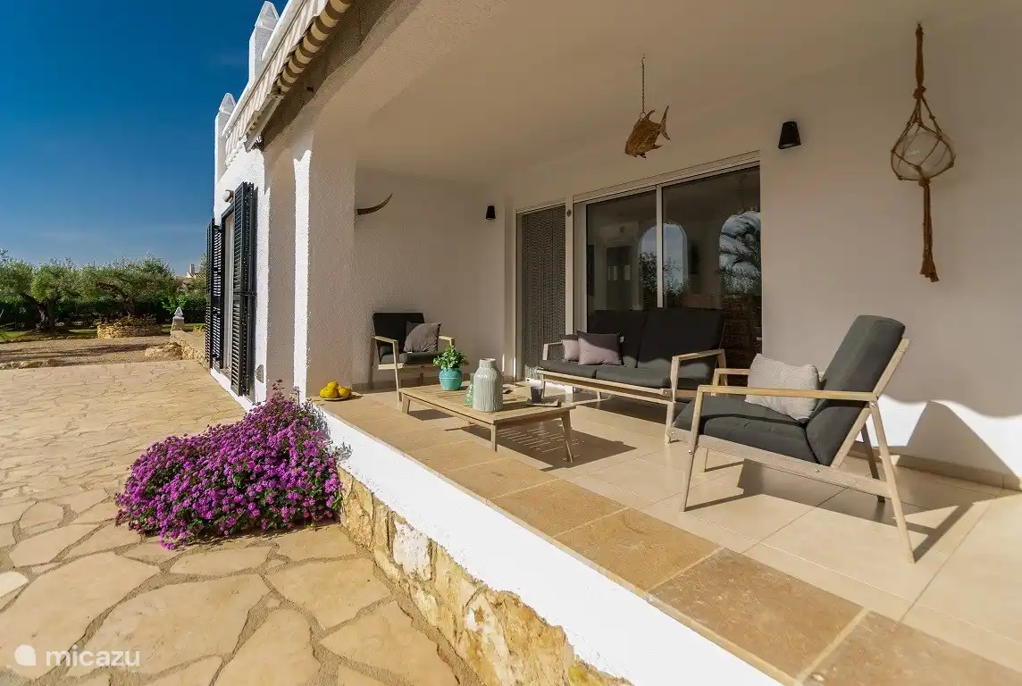 Entspannen Sie bei einer Tasse Kaffee in der Sonne.