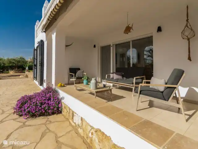 Villa Estel avec piscine privée | Espagne, Costa Dorada, L'Ampolla - villa Détendez-vous avec une tasse de café au soleil.
