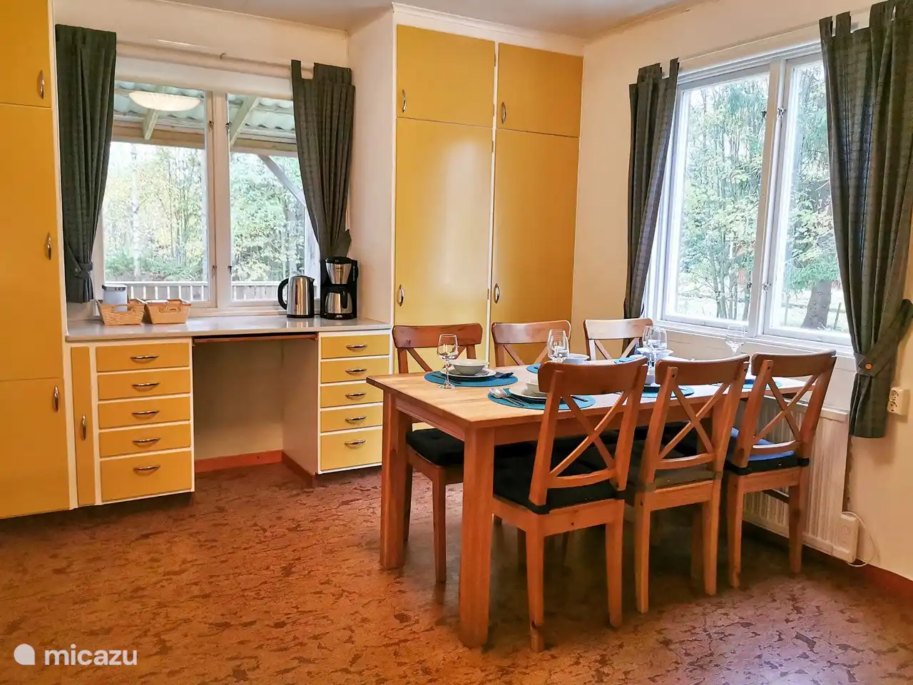 ein geräumiger Tisch