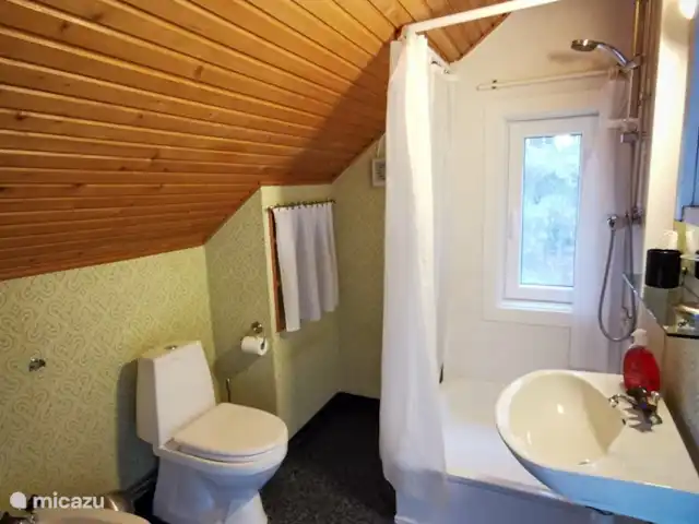 Huuske Wieghert | Suède, Värmland, Munkfors - maison de vacances la salle de bain avec douche et WC à l'étage