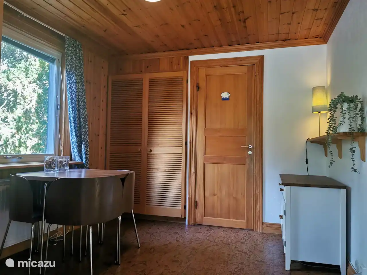 der Flur im Erdgeschoss, der zu einem 3. Schlafzimmer mit Klappbetten werden kann