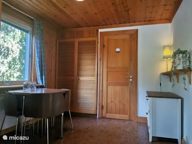 Huuske Wieghert | Suède, Värmland, Munkfors - maison de vacances le hall du bas qui peut devenir une 3ème chambre avec lits pliants