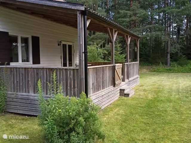 Huuske Wieghert | Suède, Värmland, Munkfors - maison de vacances une grande véranda couverte lorsque le temps n'est pas idéal.