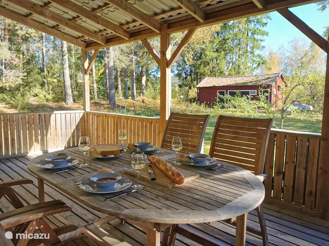 von der Veranda der Blick auf den Garten voller Privatsphäre