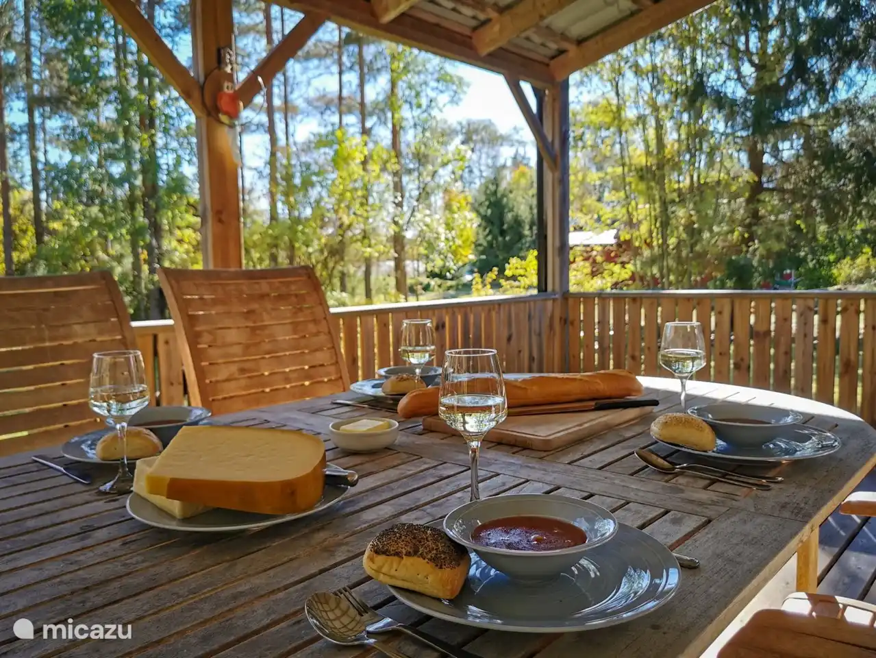 ein köstliches Mittagessen im Schatten der überdachten Veranda