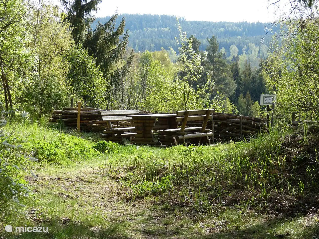 schöne Aussicht von der Rückseite des Gartens auf den unteren Fluss