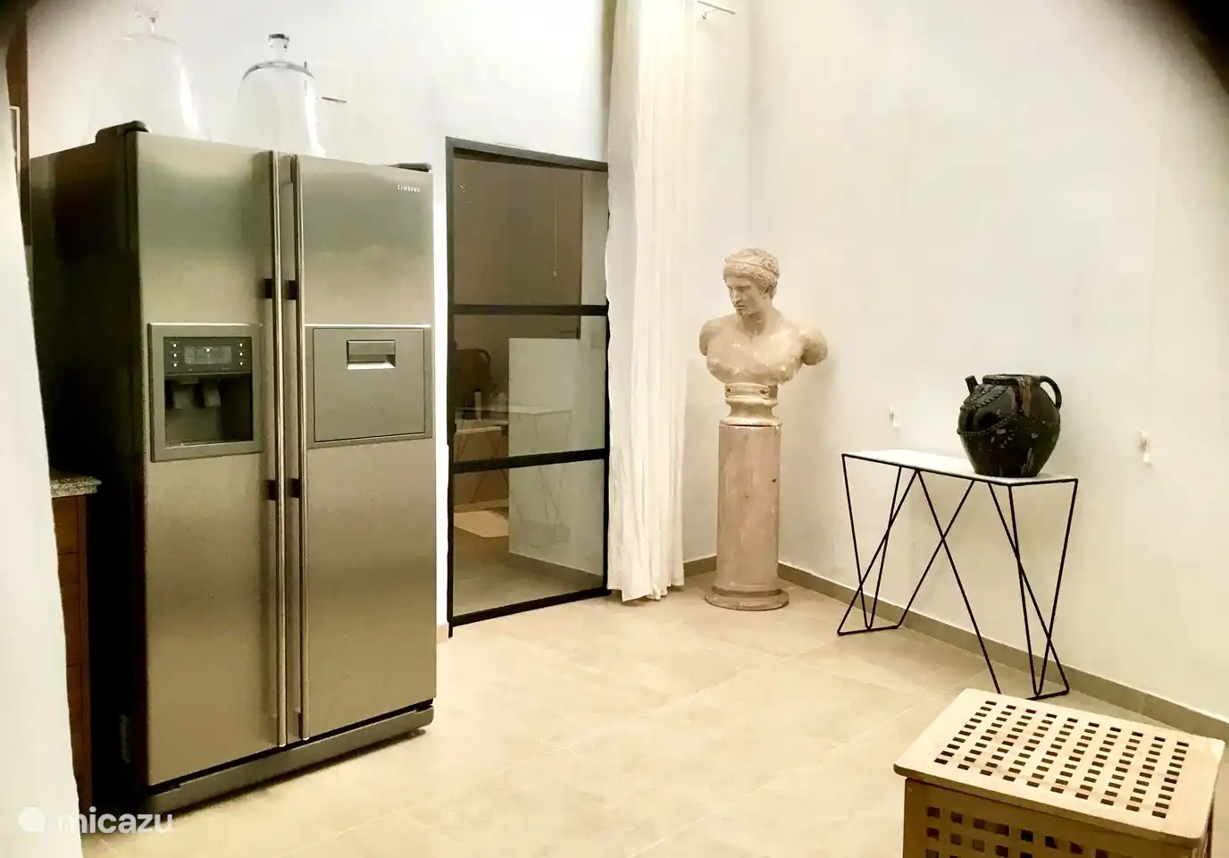 Une Cueva avec beaucoup de lumière dans la cuisine et la chambre principale