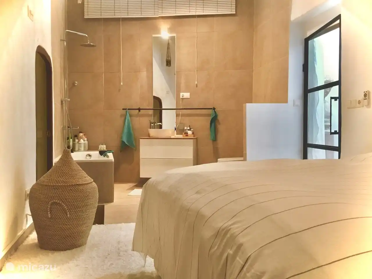 Chambre parentale avec salle de bain attenante avec lavabo, baignoire et toilettes