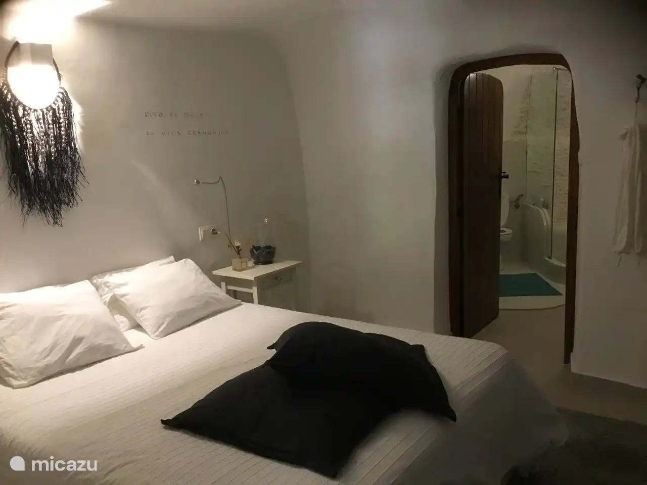 Deuxième chambre avec lit double et salle de bain attenante
