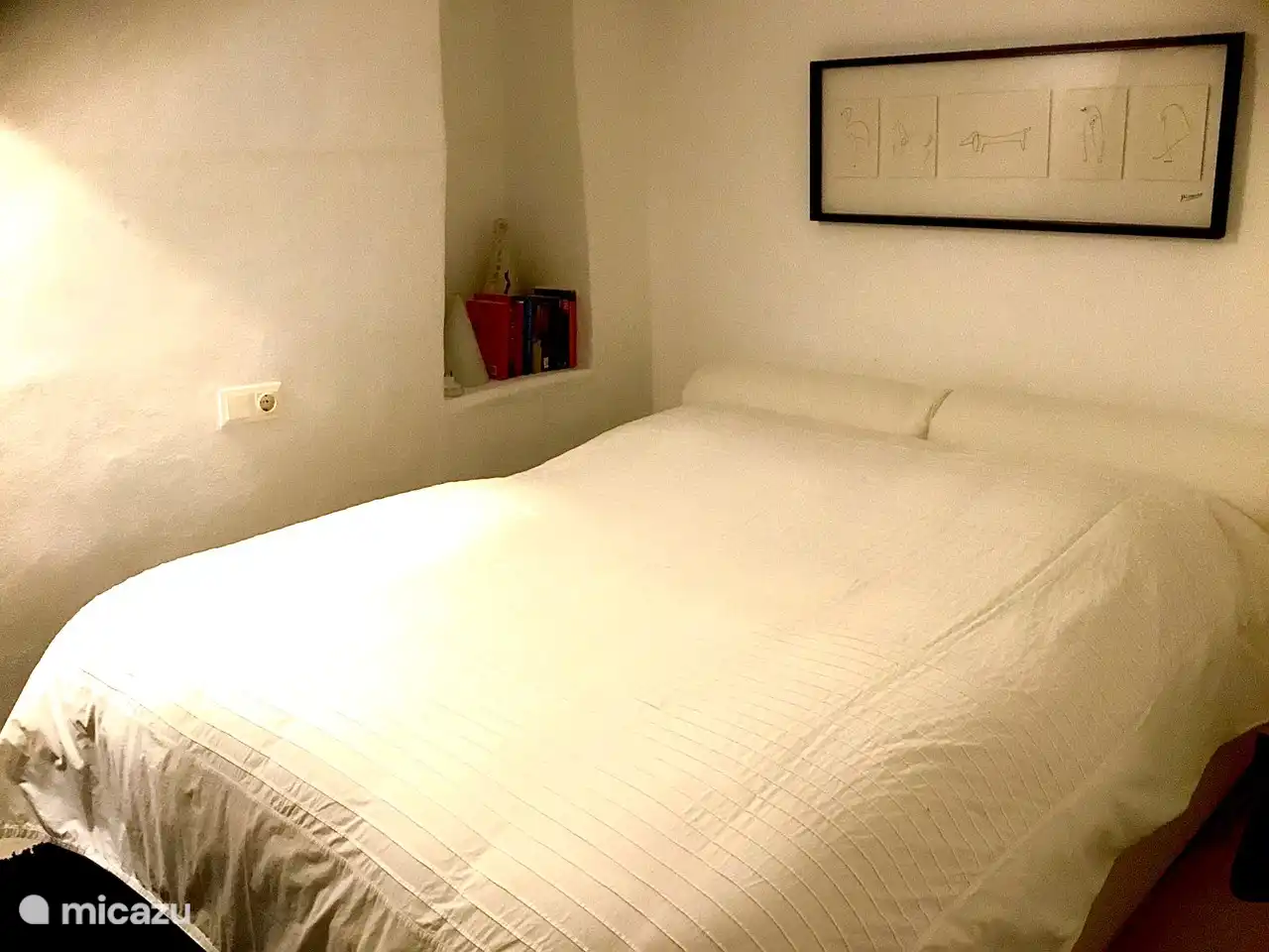 La troisième chambre, également avec un lit double, est complètement souterraine et garantit un silence et une tranquillité absolus