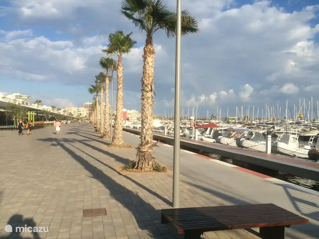 Port et promenade piétonne avec boutiques et terrasses à Santa Pola (20 min. / voiture)