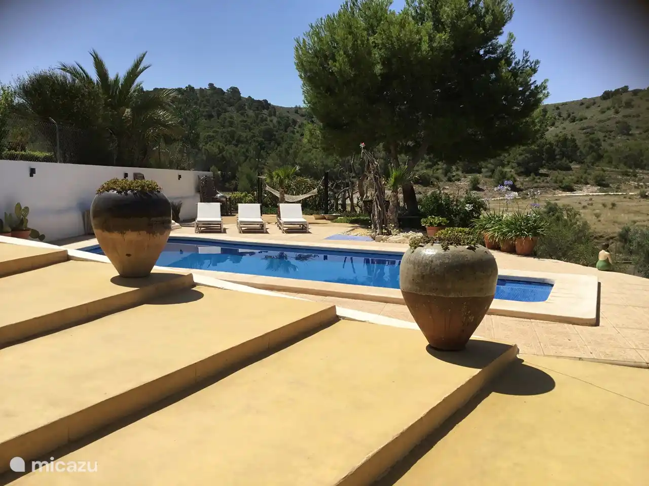 Rafraîchissez-vous dans la grande piscine avec une vue fabuleuse