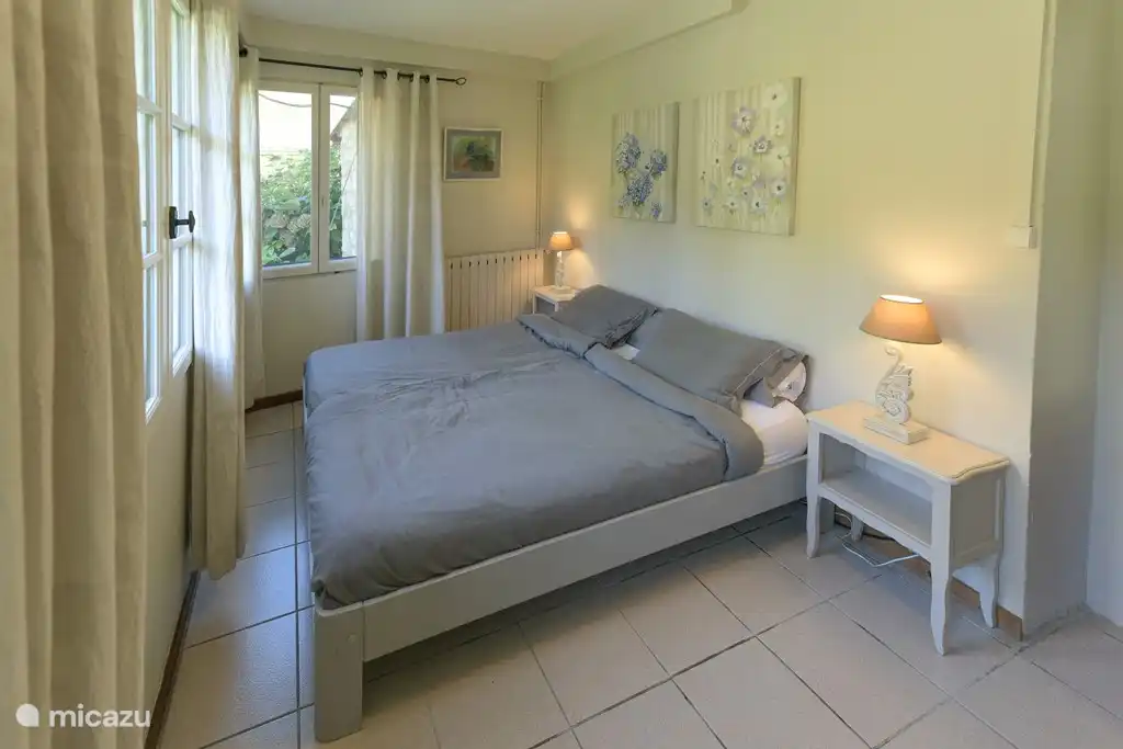 Master-Schlafzimmer mit Bett 180x200 cm