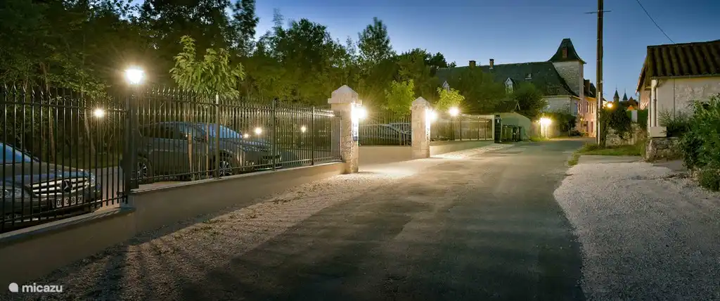 gesicherter privater Parkplatz