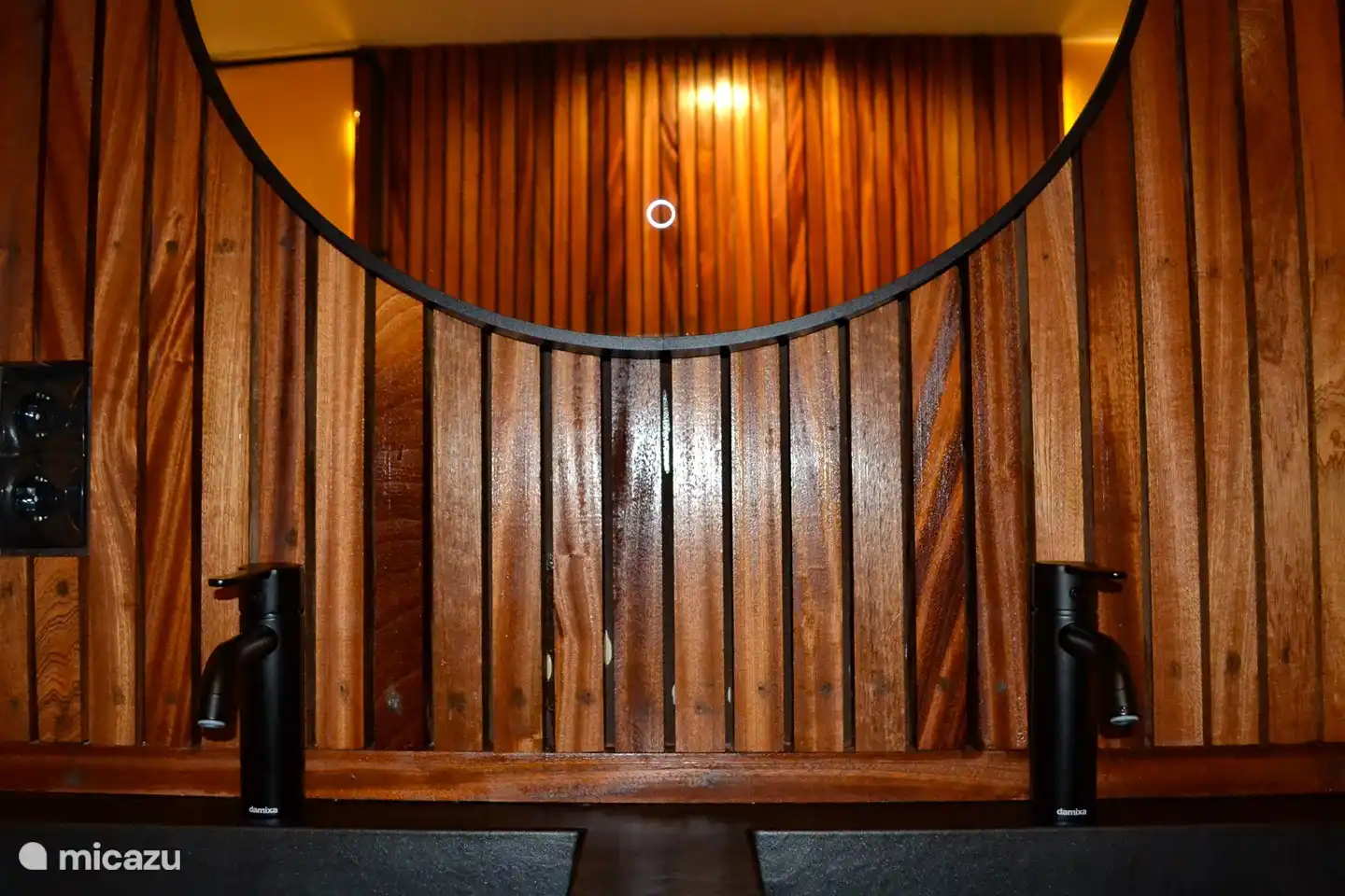Baño separado con ducha de lluvia, bañera, inodoro y lavabo doble.