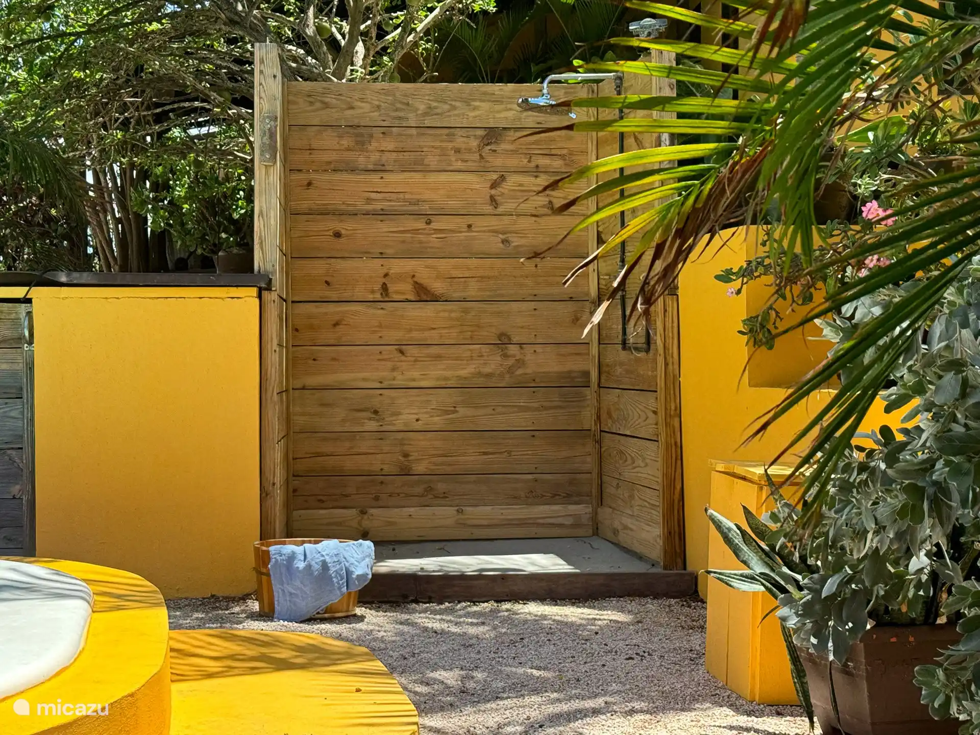 Ducha exterior junto a la piscina.