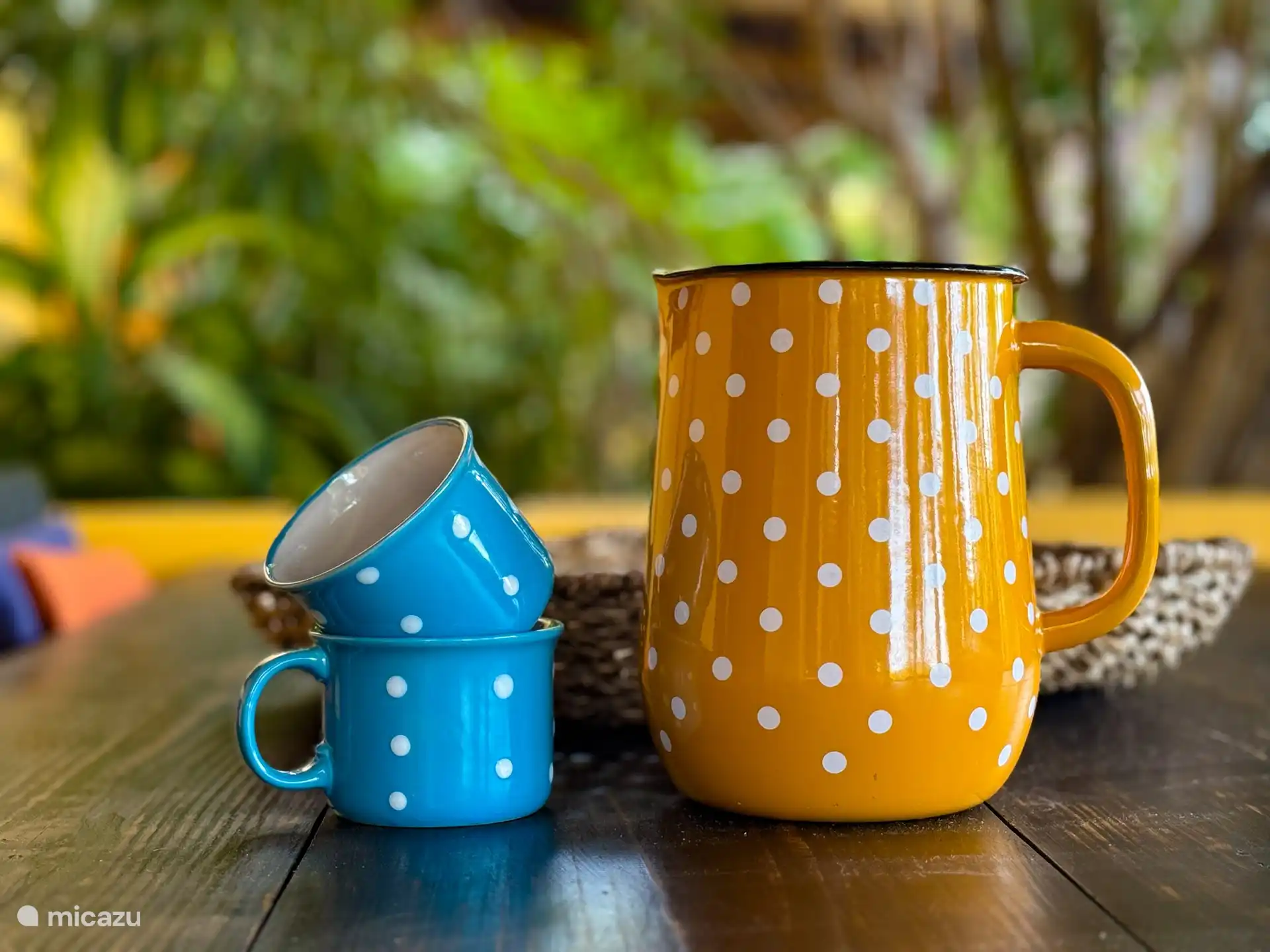 El apartamento con la terraza sombreada en el jardín tropical. La terraza ofrece un sofá salón, un sofá salón, una gran mesa de comedor, una barbacoa y una hermosa vista de las colinas de Curazao.