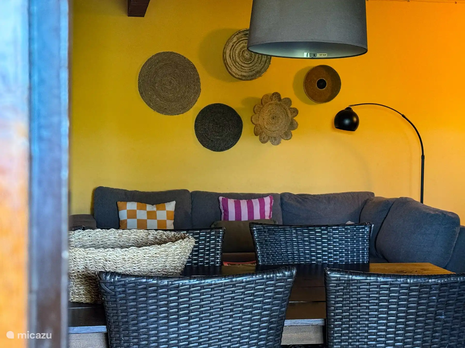 Sala de estar con cocina abierta, gran mesa de comedor, cómodo sofá salón y TV con internet.