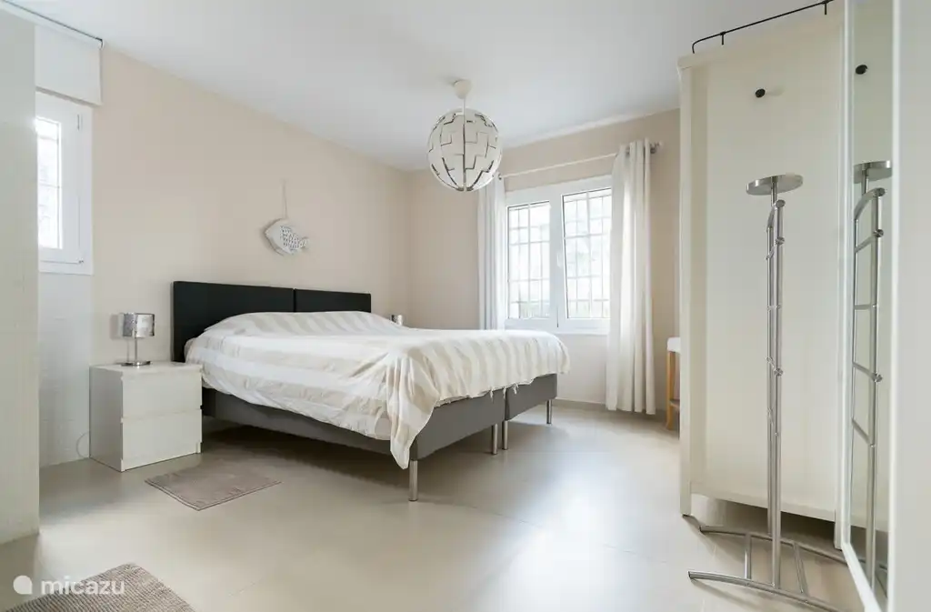 Chambre des maîtres avec sommier et coiffeuse privée.