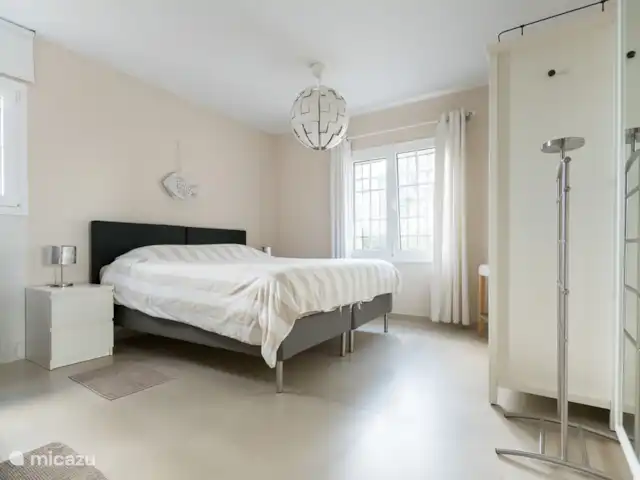 Villa Domallyse huren in Spanje, Costa Brava, Calonge - villa Masterbedroom met boxspring en eigen toilettafel.