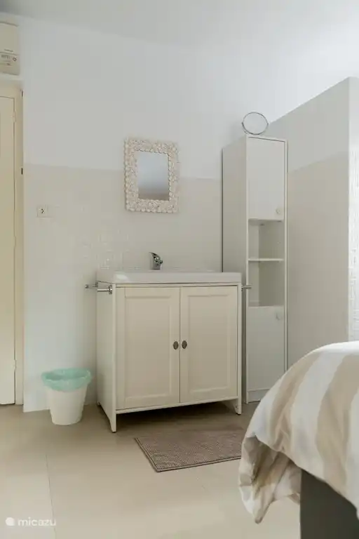 Même chambre des maîtres avec sommier et lavabo. Climatisation.