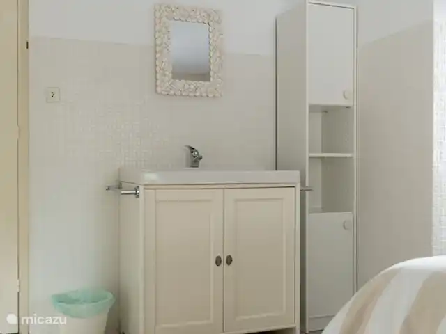 Villa Domallyse huren in Spanje, Costa Brava, Calonge - villa Zelfde masterbedroom met boxspring en wastafel. Airconditioning.