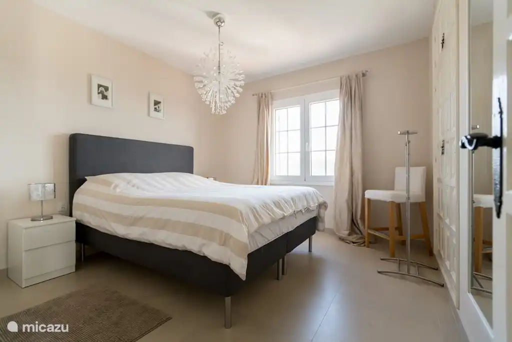 Chambre avec belle vue et nouveau sommier ! Climatisation et espace de rangement.