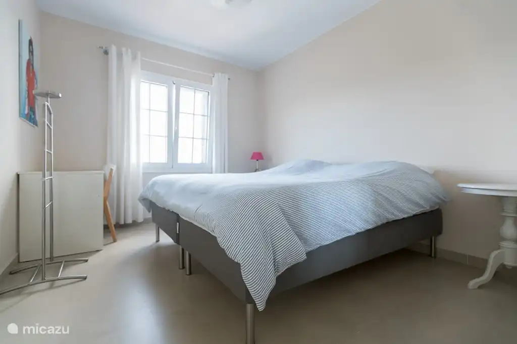 Chambre avec une belle vue! Espace de rangement et climatisation. Sûr.