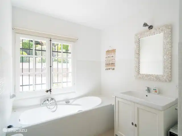 Villa Domallyse huren in Spanje, Costa Brava, Calonge - villa Badkamer met bad, douchecabine, wastafel en toilet. Nog een separaat toilet op de gang.