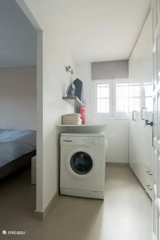 Buanderie avec lave-linge, sèche-linge et fer à repasser