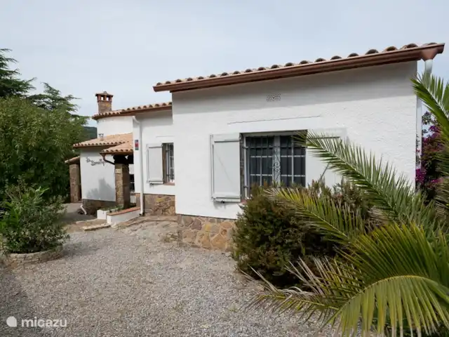 Villa Domallyse huren in Spanje, Costa Brava, Calonge - villa Voorkant huis. Met op eigen terrein parkeerruimte. Verlichting 's avonds.